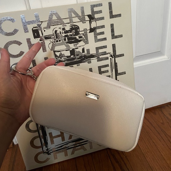 BVLGARI Perfumes Make-Up Toiletries Pouch. Large BVLGARI zipper pull. - Picture 10 of 10